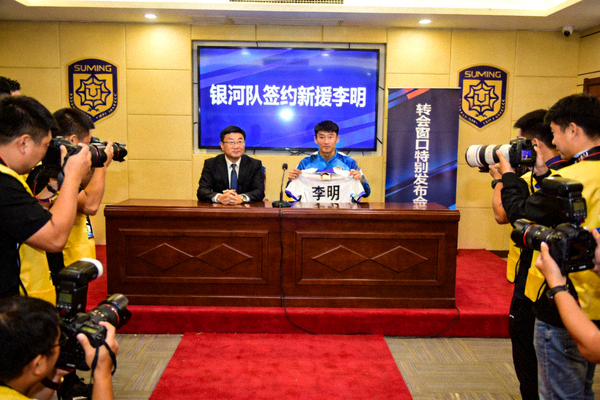 球队转会窗口期间球员签约新闻发布现场